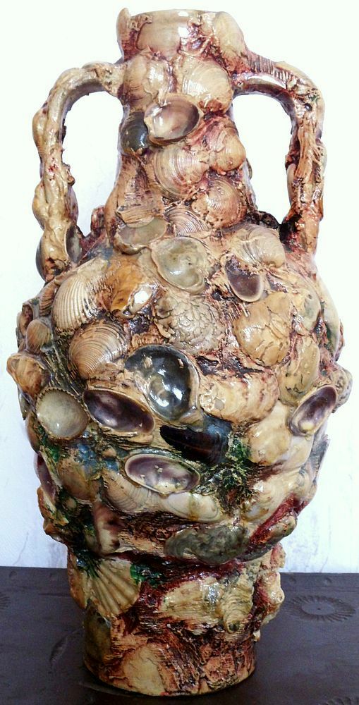 Amfora mořská váza zdobená lasturami